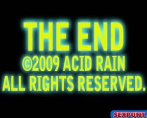 Zijn kale lul spuit het gezicht van de Aziatische hoer vol sperma