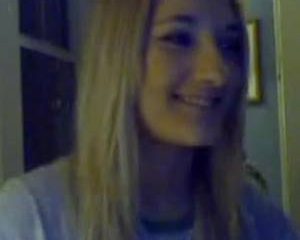 Jong meisje achter de webcam