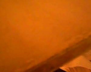 Voyeur filmt meisje in kleedhokje