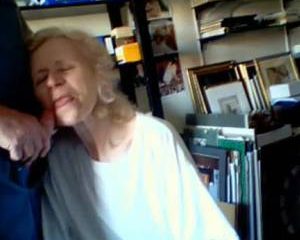 Perverse jongen dwingt omaatje te pijpen.