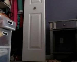 Geile tiener gebruikt haar turn kegel als dildo