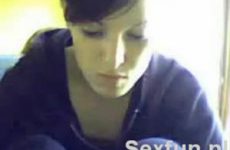 Webcammeisje laat stiekem haar tietjes zien