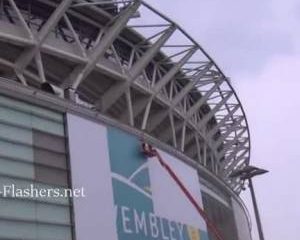 Ze laat in het openbaar haar kut en borsten zien