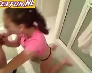 Tiener meisje pijpt haar vriendje klaar