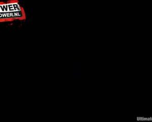 Sexy vrouwen worstelen elkaars bikini uit