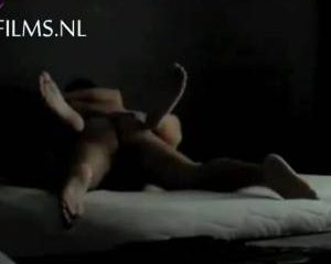 Stiekem filmt hij de man hoer die hem anal neukt