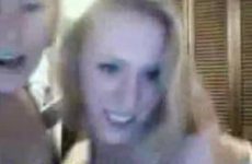 Twee geile meisjes voor de webcam