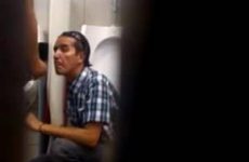 Voyeur filmt gay blowjob vanuit wc hokje