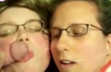 Twee brildragende tiener meisjeslaten hun gezicht meerdere keren vol sperma spuiten