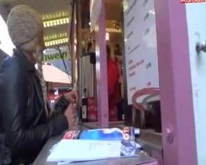 Met haar gezicht vol cum loopt sexy Heidi over de kerstmarkt