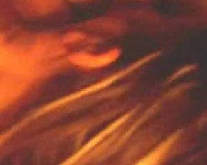 Mooie dame zuigt aan zijn piemel