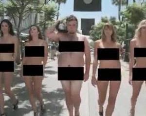 Naakte meisjes in reclame