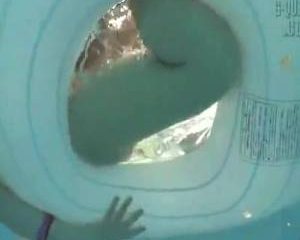 Jonge Japanse meisjes met blote kutjes in het zwembad